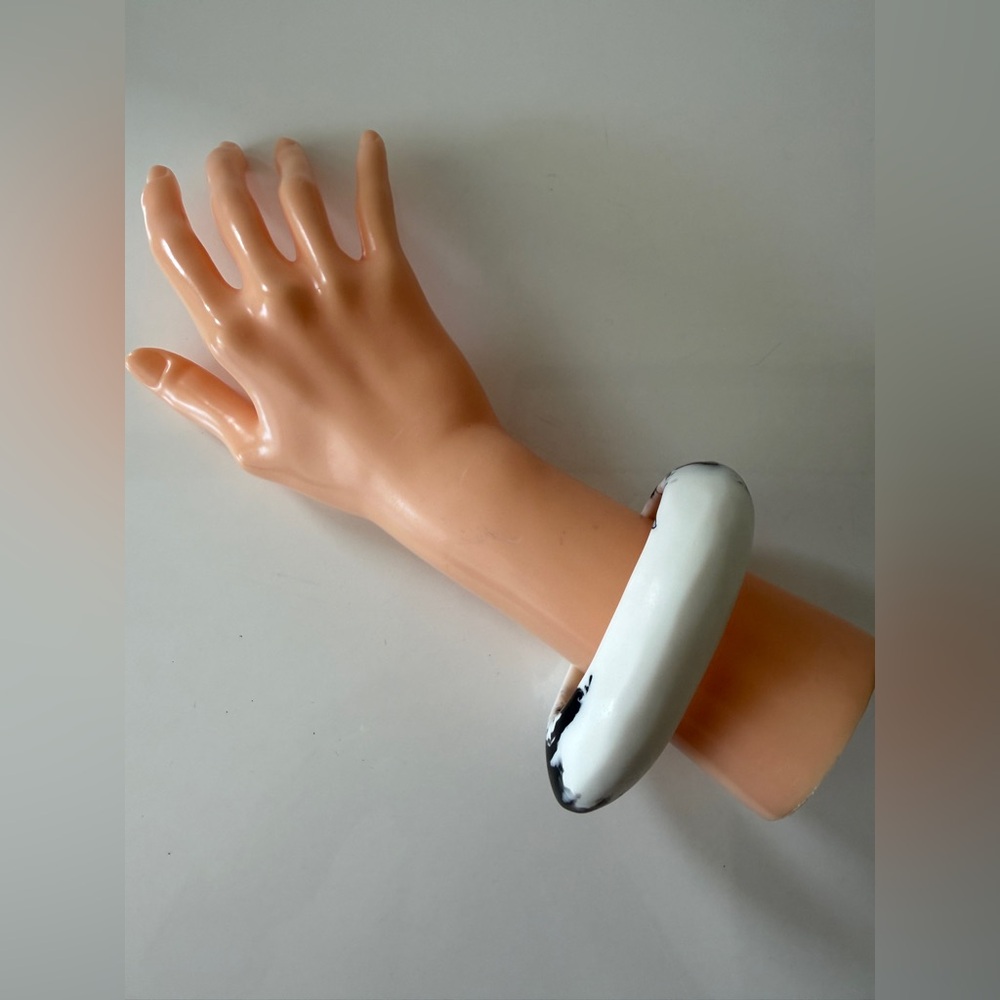 DINOSAUR DESIGNS Small Rock Resin Bangle Bracelet White Marble - Picture 6 of 8